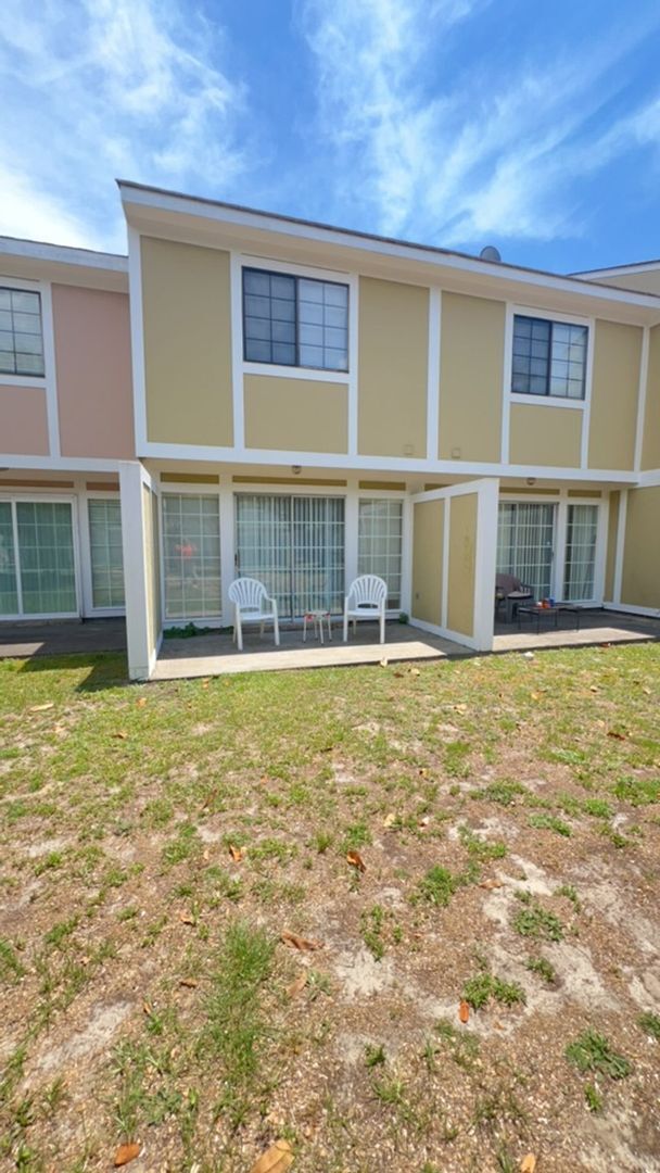 Building Photo - 2BR/2.5BA Townhome