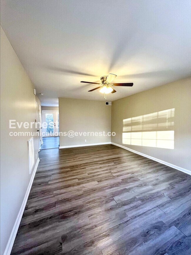 Building Photo - 2315 Oak Ct