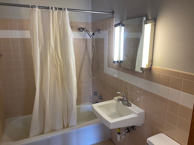 Building Photo - 1223 S Main St