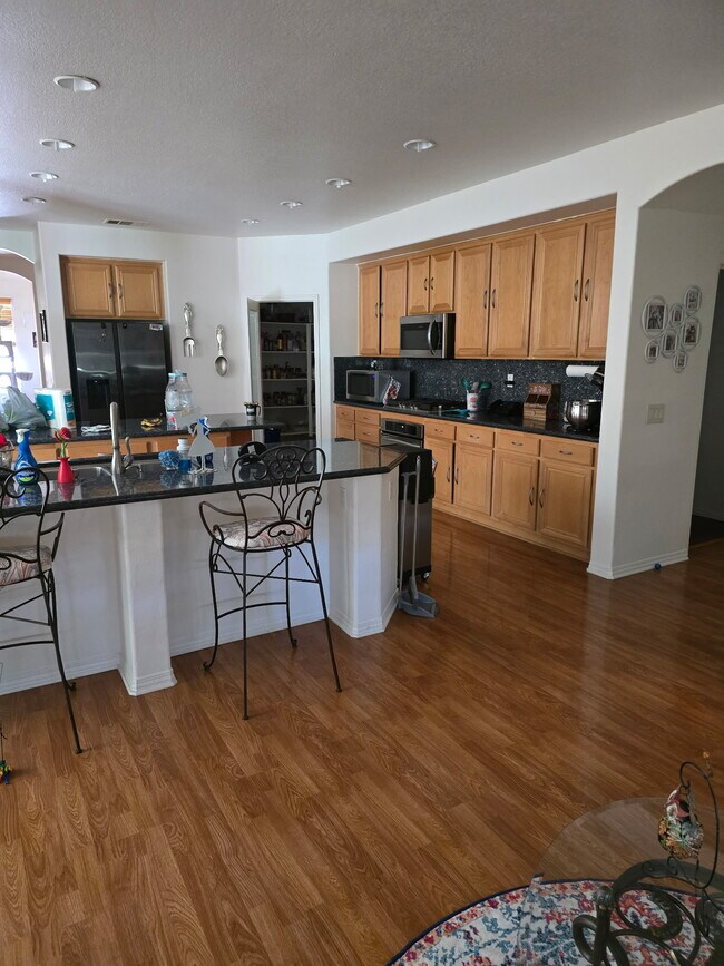 Building Photo - 4350 Club Vista Dr