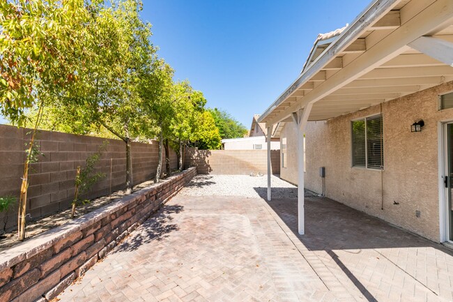 Building Photo - Beautifully updated 3-bedroom home offerin...