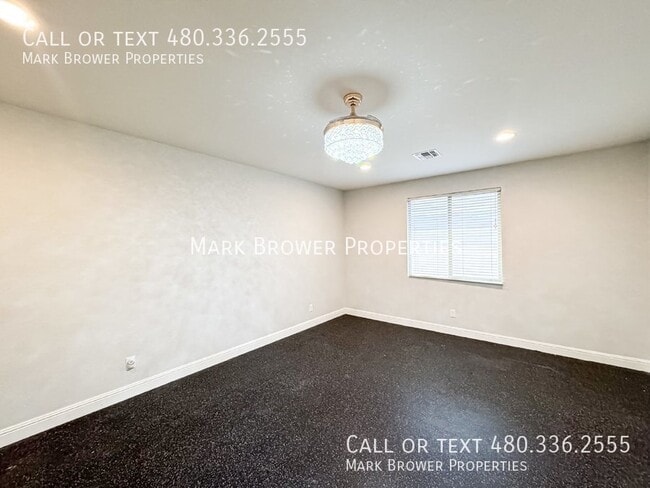 Building Photo - 1042 W Oleander Ave