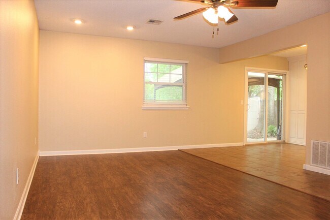 Building Photo - 814 Hawthorne Pl