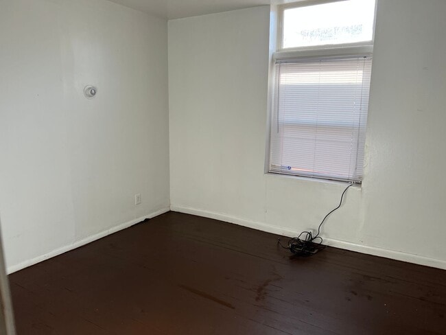 Building Photo - Private Guy Room in 5 bedroom 2 bath triplex