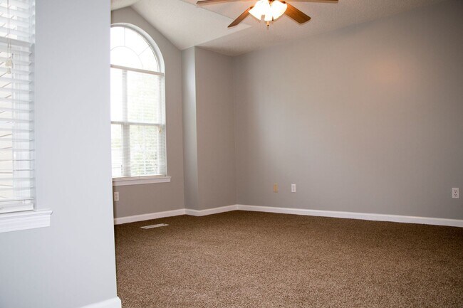 Building Photo - Quail Hollow