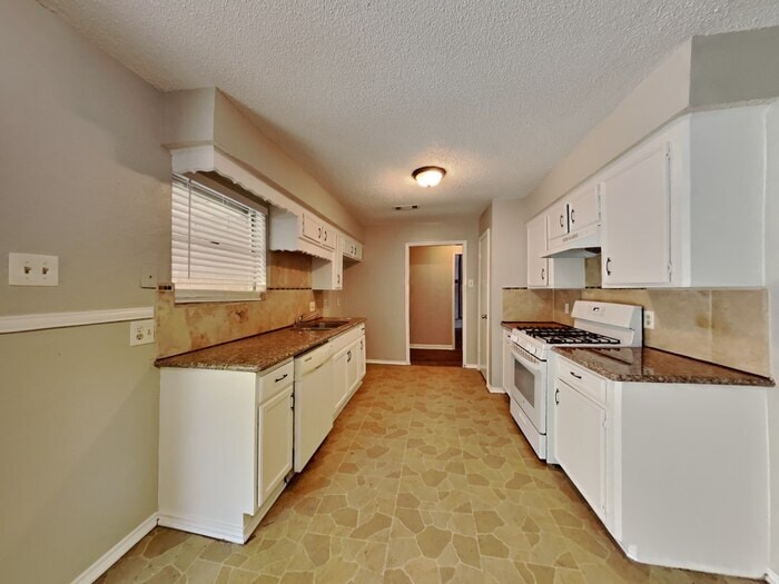 Building Photo - 5121 Parsley Ave