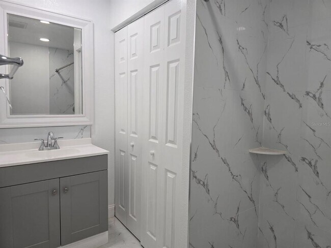 Building Photo - 1813 Hacienda Way