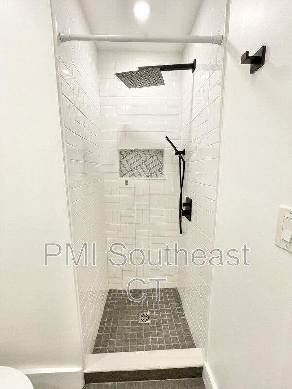 Building Photo - 5 Hunters Rd