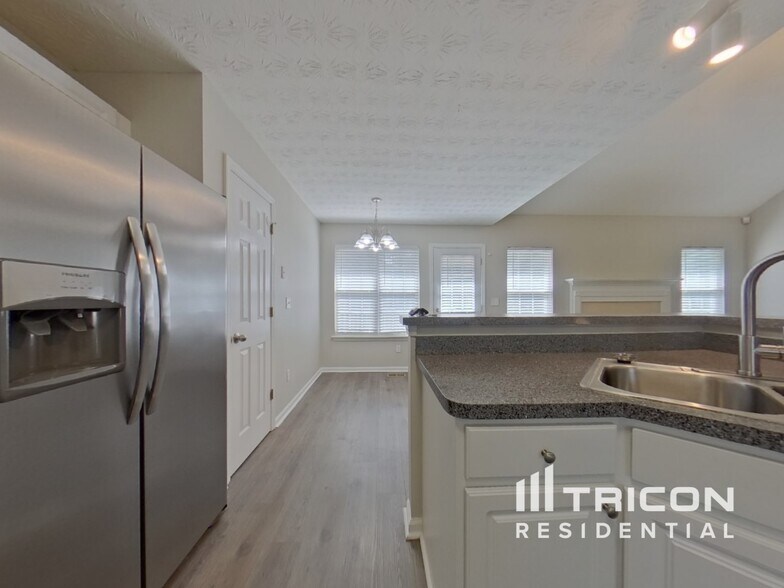 Building Photo - 6821 Hickory Hollow Dr
