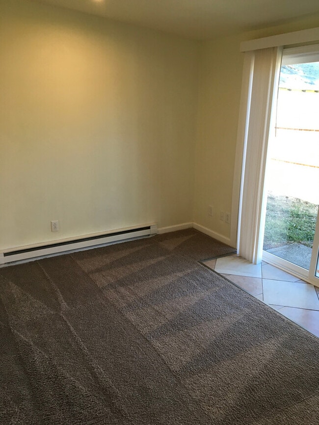 Building Photo - Spanaway 1bdr 1bath w/ off street park & short distance to Spanaway Lake