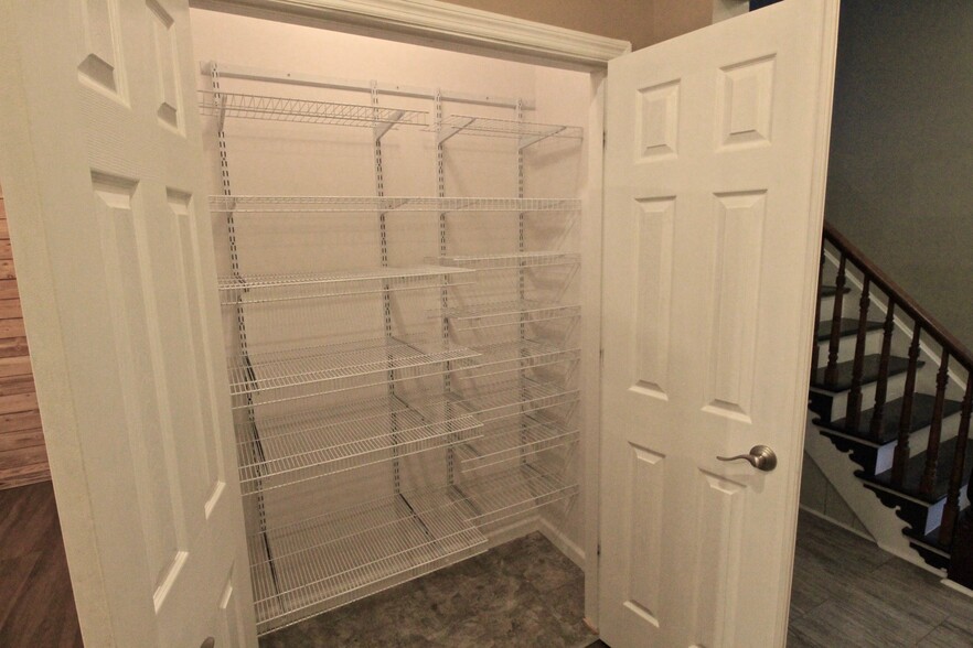 Convenient pantry with adjustable shelving - 4536 Leo Street