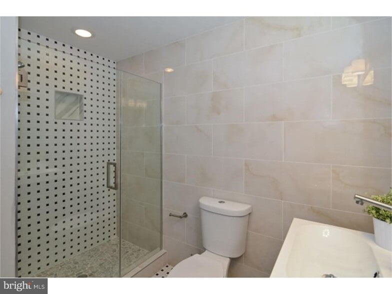 Building Photo - 1206 S 17th St