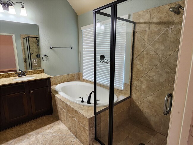 Building Photo - 2019 Sunset Springs Dr