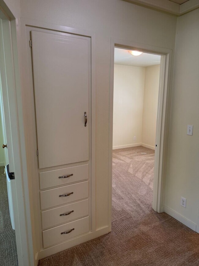 Building Photo - Updated 2 bedroom 1 bathroom house in Eugene!