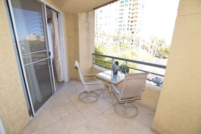 Building Photo - Meridian Furnished 2 Bd / 2 Ba Luxury Condo, Newly Renovated