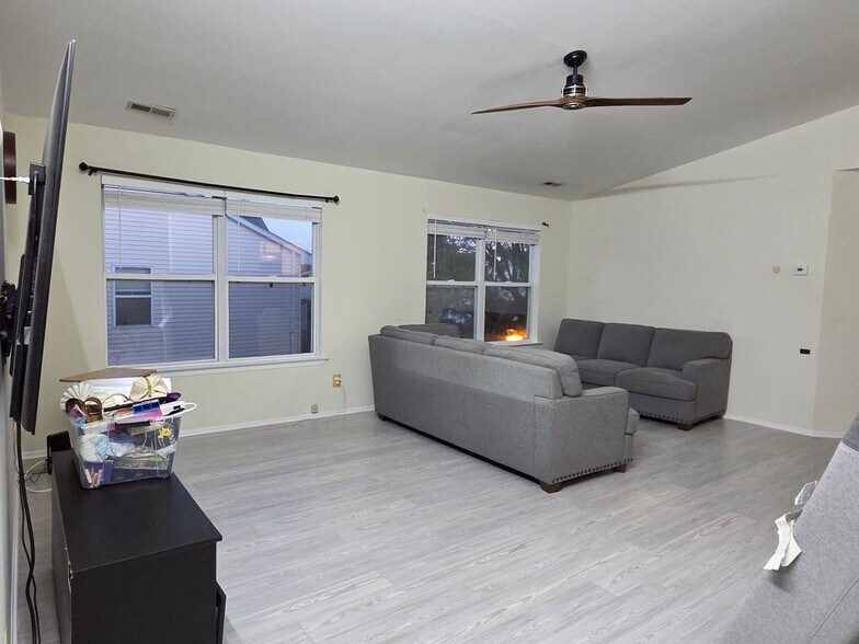 Building Photo - 380 Keswick Dr