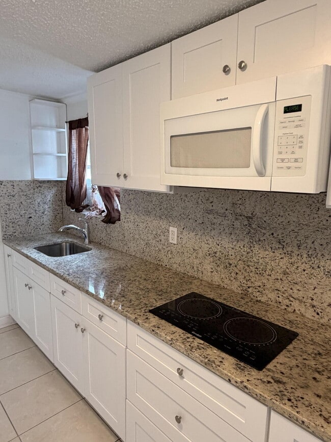 Building Photo - "Charming 1-Bedroom Retreat in Tampa - Cozy 650 Sq. Ft. Home Awaits!"