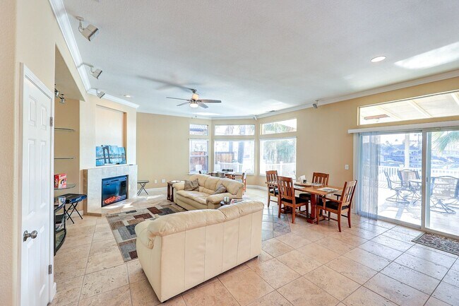 Building Photo - OPEN FLOOR PLAN WITH SIDEYARD PARKING AND ...