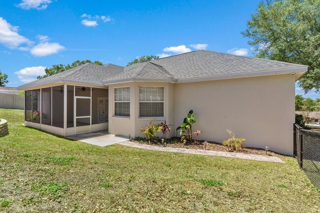 Building Photo - 3/2 w/ home office and 2 car garage