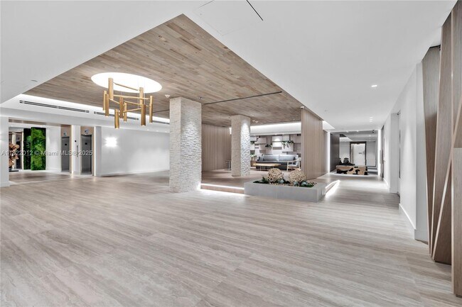 Building Photo - 2301 Collins Ave