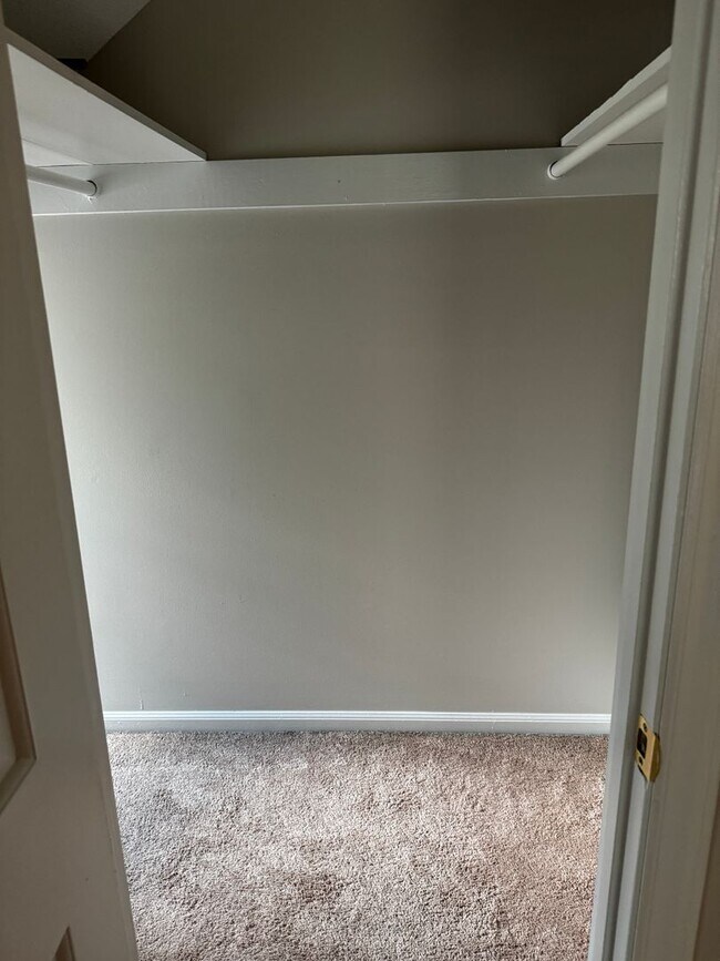 Building Photo - 4 Bedroom 2.5 Bath Home