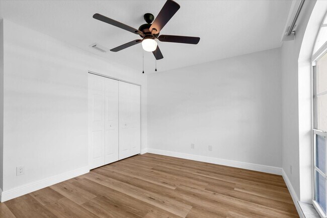 Building Photo - 1611 3rd Ave W