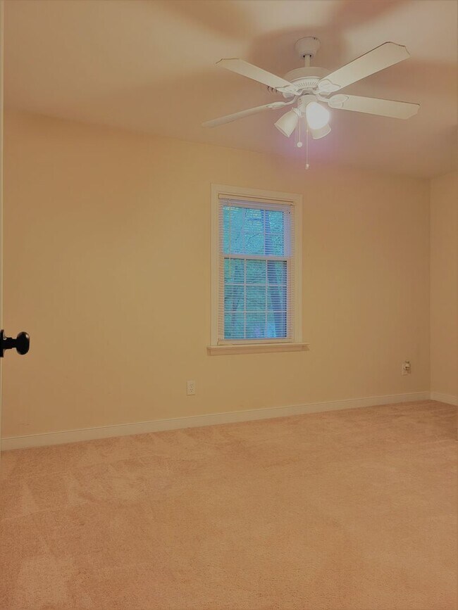 Building Photo - Huge 5 bedroom upgraded Colonial with larg...