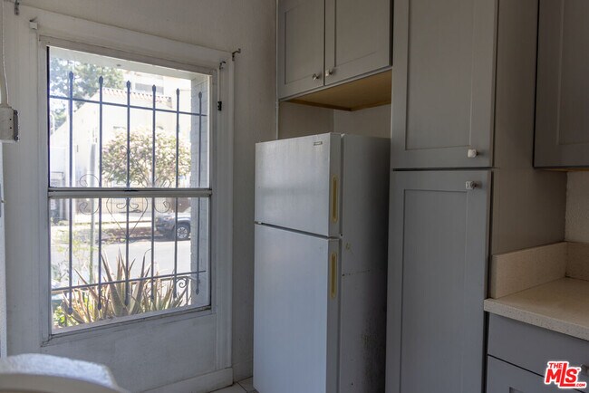 Building Photo - 661 Shatto Pl