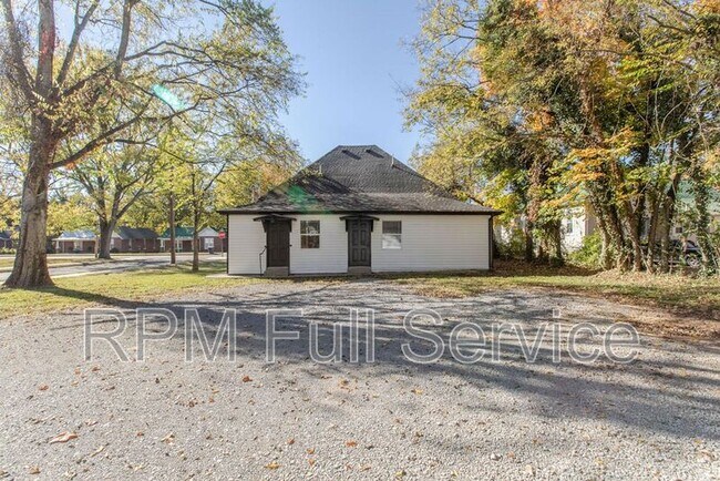 Building Photo - 1002 N Maple St