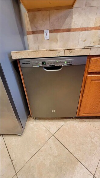 Building Photo - 730 E 1st St