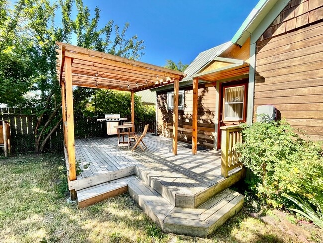 Building Photo - Charming Ronald Cabin Available through Ma...