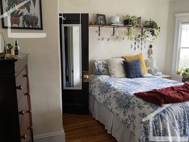 Building Photo - Amazing 3 bed 1 bath in BRIGHTON!!