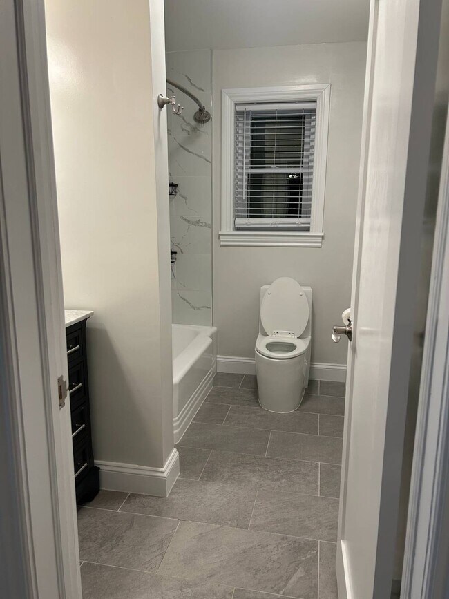 Building Photo - 260 Eastchester Rd