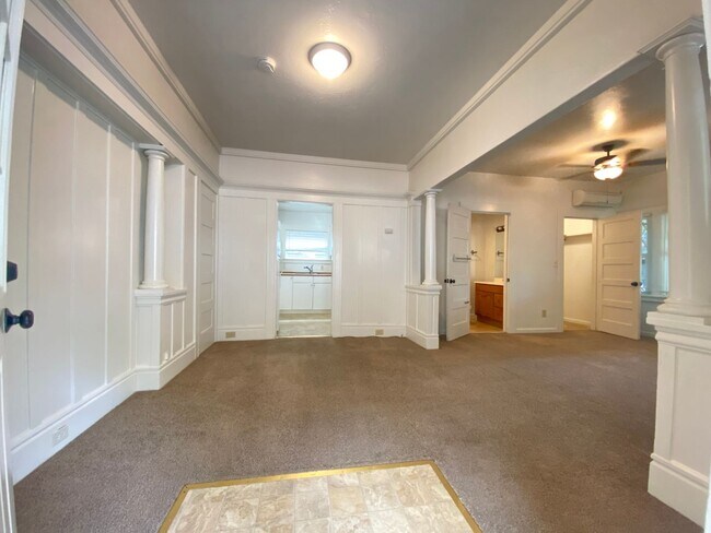 Building Photo - Spacious Studio Apartment