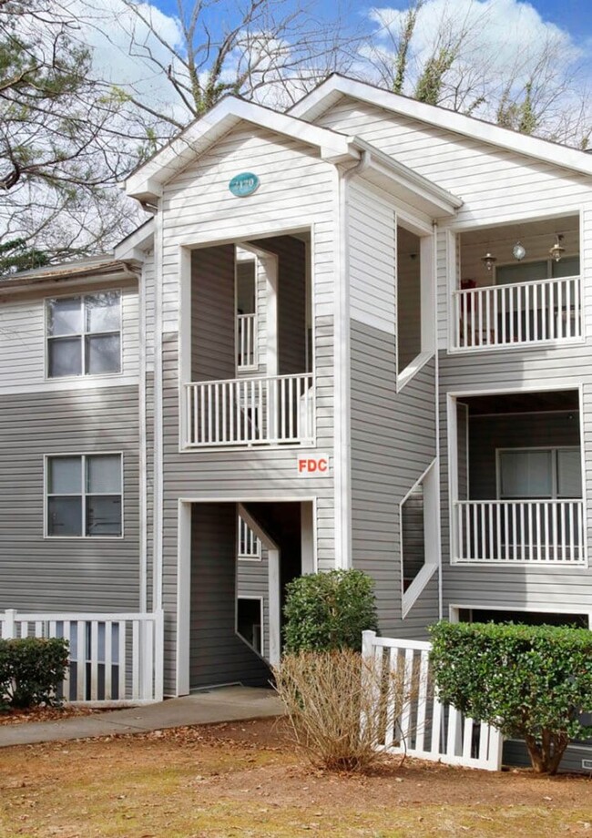 Building Photo - Two Bedroom Apartment