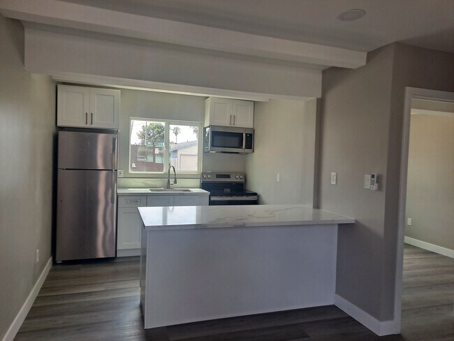 Building Photo - downstairs 1 bedroom /Split AC/ washer and...