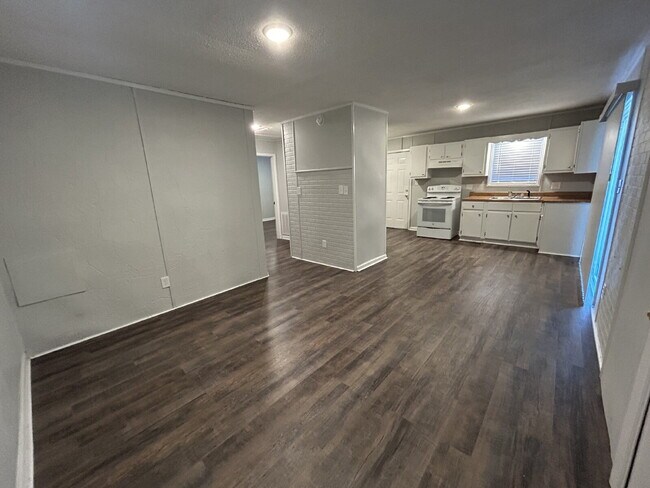 Building Photo - 2512 St Mary Dr