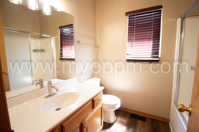 Building Photo - spacious 4-bedroom, 3-bathroom