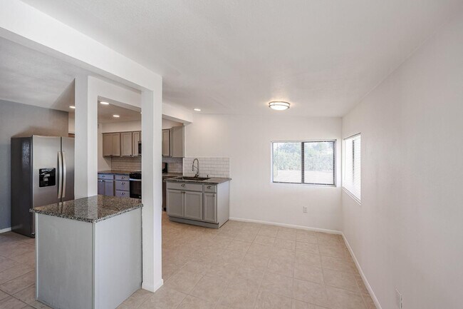 Building Photo - 11417 N Hacienda Dr