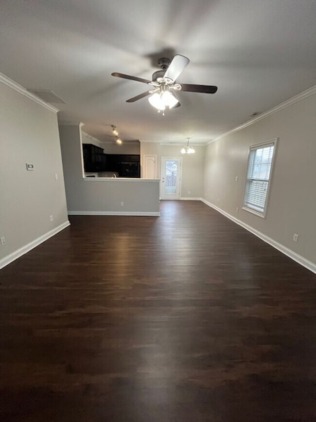 Building Photo - 4-bedroom, 2.5-bathroom home located in the heart of Lexington, KY