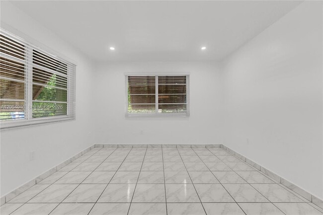 Building Photo - 9354 SW 77th Ave