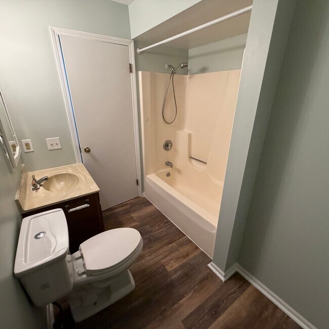 Building Photo - Rockford Schools!  4-Bedroom Duplex