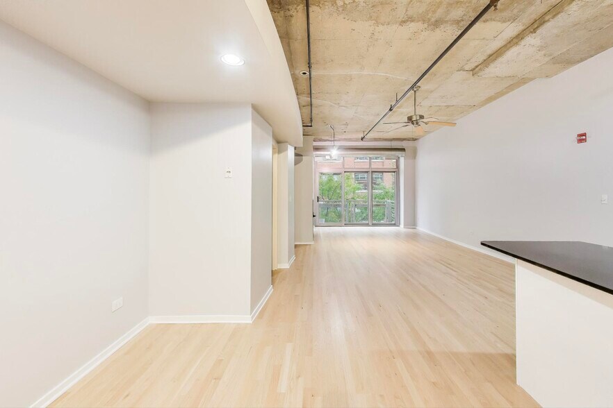 Building Photo - 933 W Van Buren St