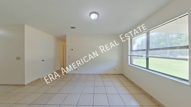 Building Photo - 160 Twin Trees Dr