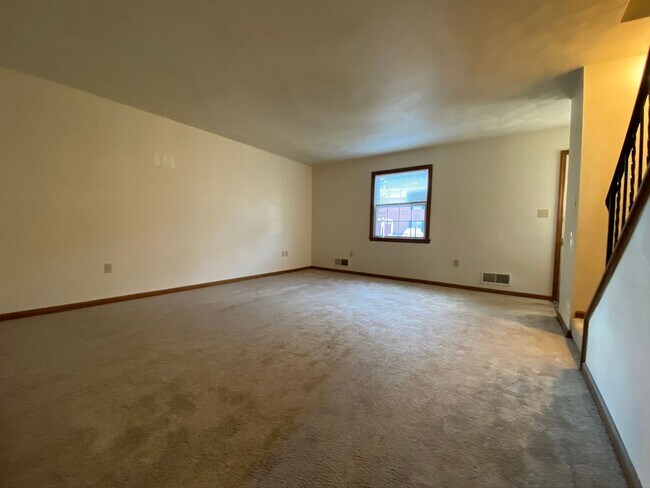 Building Photo - Wonderful 2BR Townhouse with Equipped Kitc...