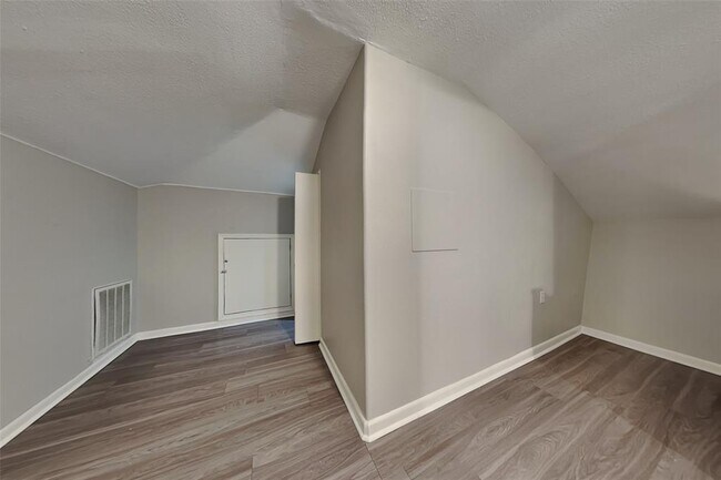 Building Photo - 2318 Turtle Creek Dr