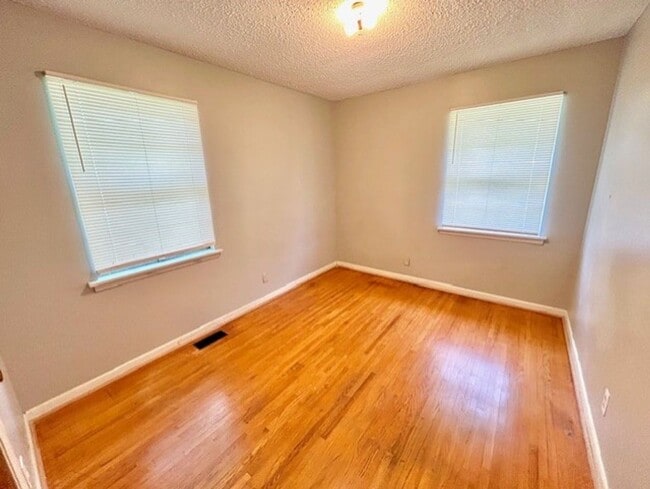 Building Photo - 1709 NW Morningside Dr