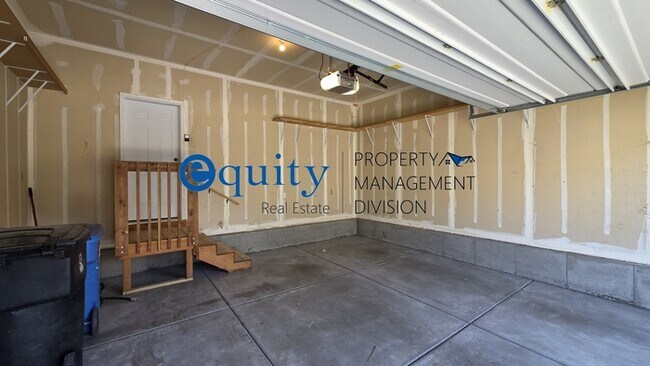 Building Photo - Newly Remodeled!