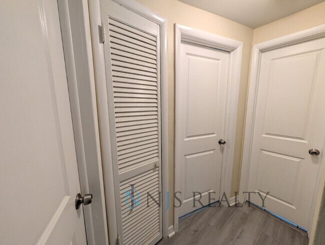 Building Photo - Newly renovated 3/1/1 NEW flooring, NEW paint, updated kitchen & bath, fenced yard.. a MUST SEE!!