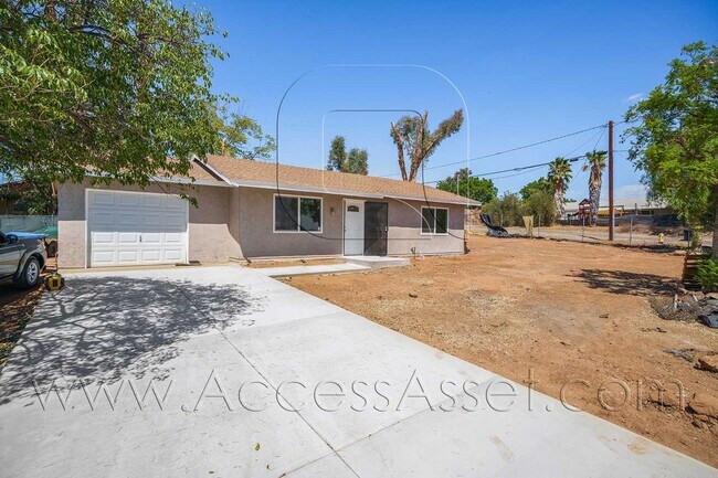 Building Photo - Large Lot! 2 Bed/ 1 Bath Single Family Property!